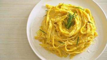 fettuccine spaghetti pasta med butternut pumpasås video