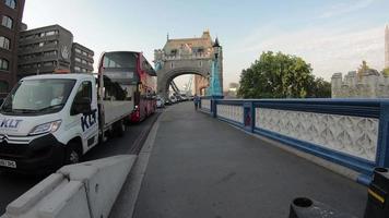 timelapse walking cross tower bridge in londen, engeland video