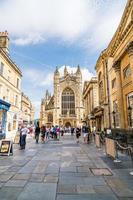 Bath, Inglaterra - 30 de agosto de 2019 - Abadía de Bath con turista. es una iglesia parroquial anglicana y un antiguo monasterio benedictino, fundado en el siglo VII foto