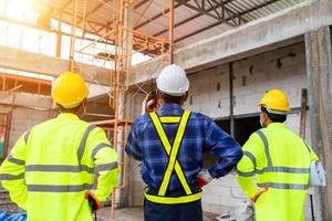 La construcción detrás de la ingeniería y el trabajador en el sitio de construcción. foto