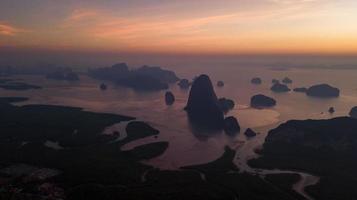 samet nang she, tailandia hermoso paisaje del océano durante la hora dorada del amanecer. foto