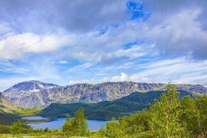 increíble paisaje noruego coloridas montañas lago bosques jotunheimen noruega foto