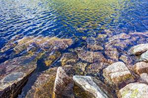 Fluye hermoso río lago con piedras y rocas vang noruega foto