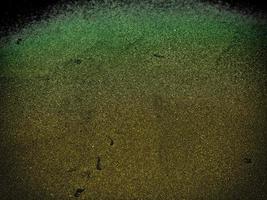 textura de arena oscura en el mar foto