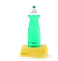 líquido para lavar platos en una botella con 2 esponjas amarillas foto