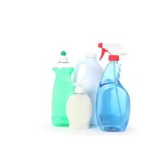 Productos de limpieza para el hogar, lavavajillas, limpiacristales y lejía. foto