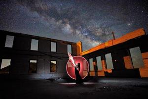 Bella modelo posando en el desierto por la noche con vía láctea foto