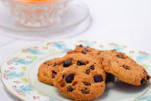 Galletas de chocolate redondas sobre fondo blanco aislado, primer plano de un plato de pan de galleta con un fondo blanco. foto