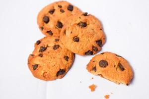 Galletas de chocolate redondas sobre fondo blanco aislado, primer plano de un plato de pan de galleta con un fondo blanco. foto