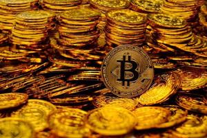 criptomoneda bitcoin en monedas de oro de pila un montón de foto