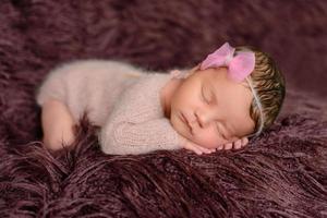 una niña recién nacida de ocho días. primer plano hermosa niña durmiendo foto