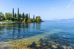 lago de garda y la belleza de punta san vigilio. foto