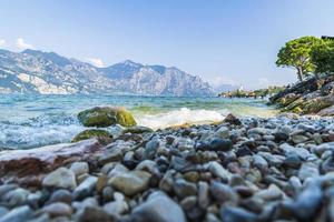 lago de garda y el centro histórico de malcesine. foto