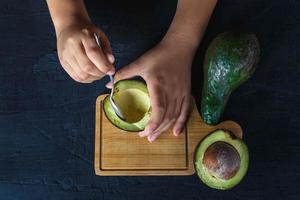 fruta de aguacate en mano lista para comer foto