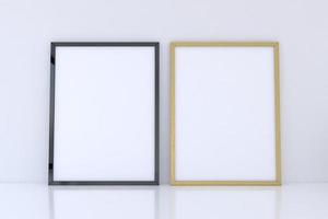 maqueta de marco negro y dorado en la pared blanca foto