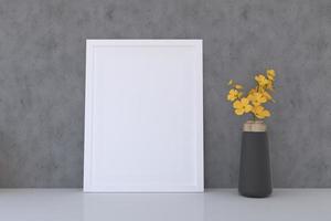 maqueta de marco blanco con florero amarillo foto
