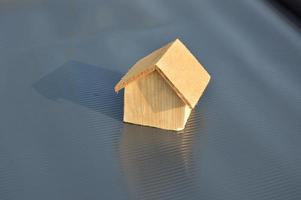 modelo de una casa de madera como propiedad familiar foto