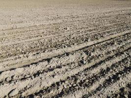tractor arado campo y tierra cultivable foto