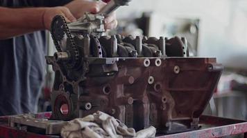 Reparaciones de motores de automóviles en el taller. video