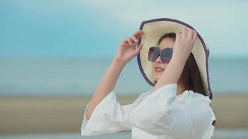 aziatische vrouw die langs het strand loopt video