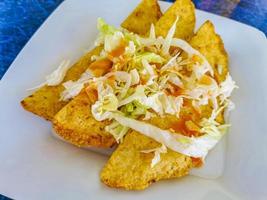 Empanada mexicana en un plato blanco de Playa del Carmen, México foto