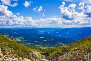 Panorama del paisaje de montaña en un día soleado en Noruega Vang foto