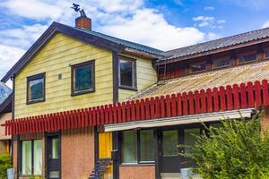 Casa de madera típica de lom noruega rojo amarillo naranja colores foto