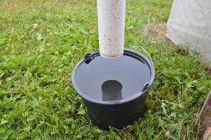 el agua gotea en el balde después de la lluvia foto