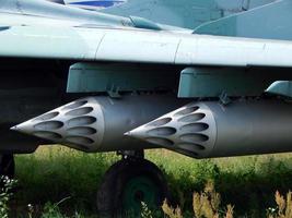 armamento de aviones y helicópteros cohetes, bombas, cañones foto