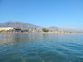 viajar en grecia en la isla de creta montañas y el mar foto