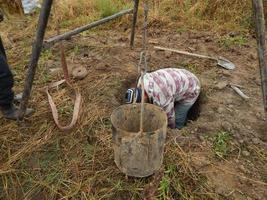 construcción de un pozo para beber en la casa de campo foto