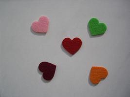 formas de corazón multicolor sobre un fondo claro foto