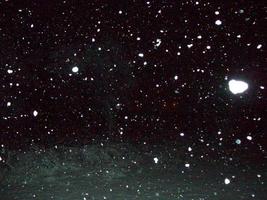 nieve de invierno en la noche ciudad de nieve foto