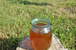 miel fresca de verano en un frasco foto