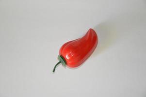 Pimiento rojo aislado de plástico en el fondo foto