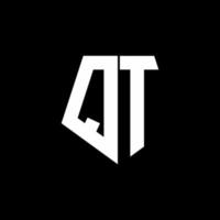 Qt logo monogram con plantilla de diseño de estilo de forma de pentágono vector