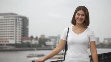 sonrisa atractiva mujer asiática mira a la cámara. video