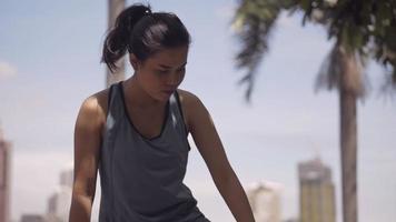 aziatische fitness runner sport vrouwen die zich uitstrekken en zich voorbereiden om te rennen. video