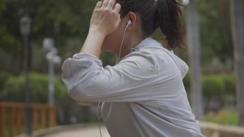 Sportfrau, die sich vor dem Lauftraining ausdehnt. video