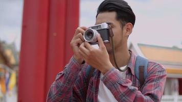 Turistas solos del hombre asiático que toman una foto el columpio gigante de Tailandia. video