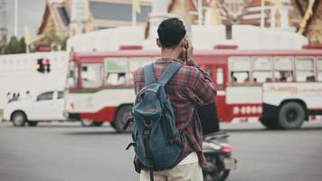 blogger asiatico dell'uomo felice che gode del viaggio di stile di vita di svago. video