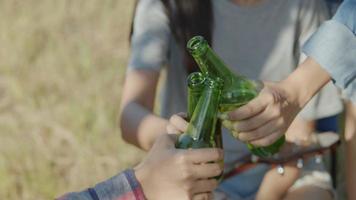 aziatische viering bier gejuich en rammelende glazen. video