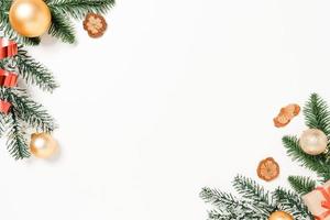 plano creativo mínimo de composición tradicional navideña y temporada navideña de año nuevo. vista superior decoraciones navideñas de invierno sobre fondo blanco con espacio en blanco para texto. copie la fotografía del espacio. foto
