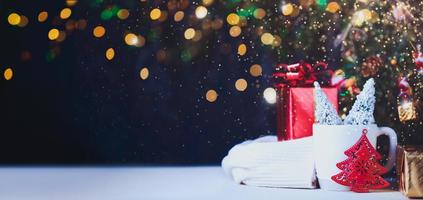 árbol de navidad y caja de regalo foto