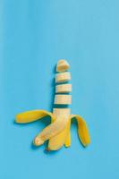 plátano en rodajas en azul foto