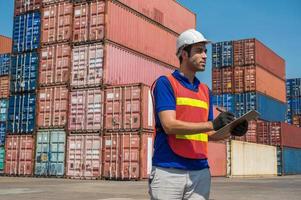 capataz sosteniendo el portapapeles trabajando en el puerto de carga de contenedores. concepto de envío de exportación de importación de logística empresarial.