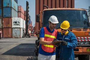 capataz y personal de los trabajadores portuarios que trabajan comprobando en el puerto de carga de contenedores con el portapapeles. concepto de envío de exportación de importación de logística empresarial.