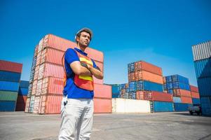 capataz que trabaja en el puerto de carga de contenedores. concepto de envío de exportación de importación de logística empresarial.