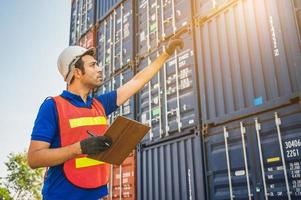 capataz sosteniendo el portapapeles trabajando en el puerto de carga de contenedores. concepto de envío de exportación de importación de logística empresarial. foto