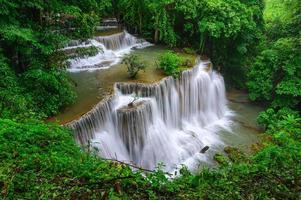 Huay mae khamin cascadas en el bosque profundo en el parque nacional de srinakarin, kanchanaburi, tailandia foto